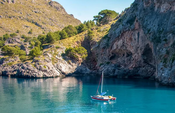 Βάρκα στον κόλπο στη Μεσόγειο θάλασσα, Μαγιόρκα Ισπανία — Φωτογραφία Αρχείου