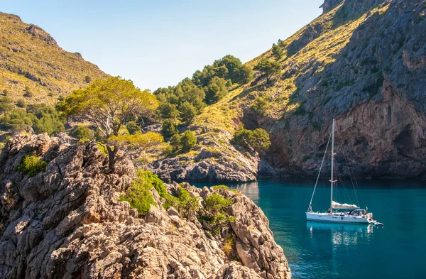 Barco en la bahía del Mar Mediterráneo, Mallorca España — Foto de Stock