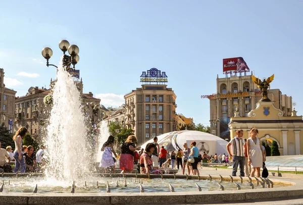 Kiev, Ucrania - 15 de junio de 2012: Plaza de la Independencia, la plaza principal de Kiev — Foto de Stock