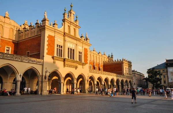 Krakow, Polonya - 17 Haziran 2012: Cloth Hall Krakow şehrinde pazar meydanında