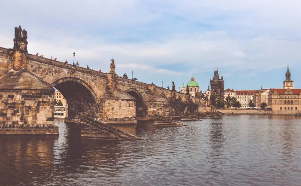 Charles Köprüsü ve eski şehir Köprüsü Kulesi, Prag, Çek Cumhuriyeti — Stok fotoğraf