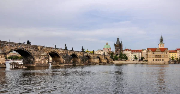 Charles Köprüsü ve eski şehir Köprüsü Kulesi, Prag, Çek Cumhuriyeti — Stok fotoğraf