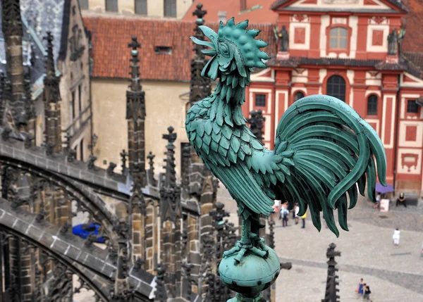 Statue eines Hahns auf dem Dach der Kathedrale St. Vita, Prag, Tschechische Republik — Stockfoto