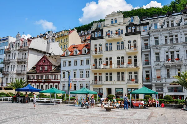 Karlovy Vary, Çek Cumhuriyeti - 20 Haziran 2012 - ev ana cadde Karlovy Vary şehir üzerinde — Stok fotoğraf