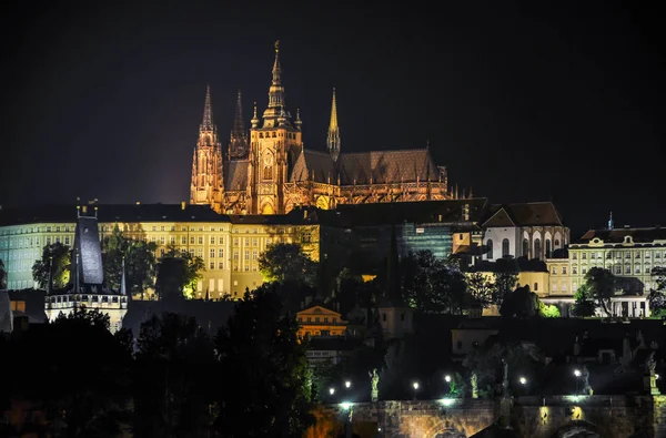 Blick auf die nächtliche Stadt Prag, Tschechische Republik — Stockfoto