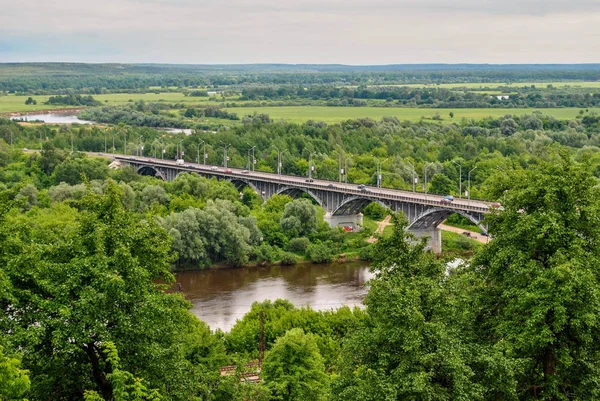 桥梁在河中弗拉基米尔市俄罗斯克利亚兹马 免版税图库照片