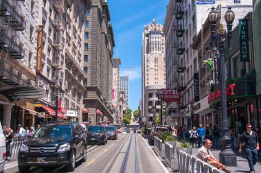 San Francisco, California, Usa - 17 Haziran 2014: San Francisco şehir merkezindeki ana caddelerden biri
