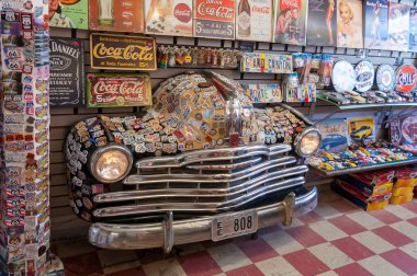 Williams, Arizona Usa - 27 Haziran 2014: Turist gereçleriyle dolu bir turist dükkanı