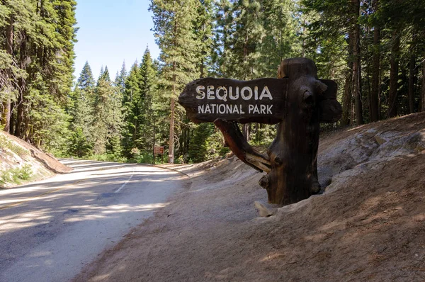 加州尤萨州红杉国家公园入口处的欢迎牌 — 图库照片