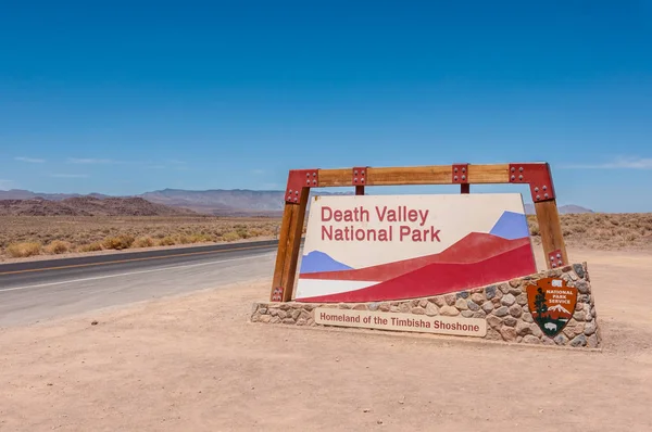 在加利福尼亚州尤萨市死亡谷国家公园入口处签名 — 图库照片