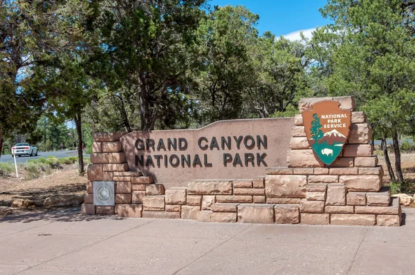 亚利桑那州立大峡谷国家公园中央入口前的欢迎牌 — 图库照片