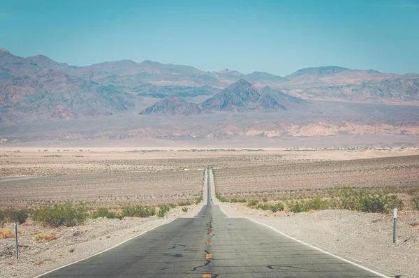 乌萨州死谷国家公园的一条长长的笔直道路 — 图库照片
