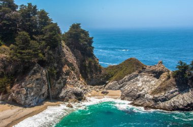 Mcway Falls - Kaliforniya 'nın orta kesimindeki Big Sur sahilinde şelale
