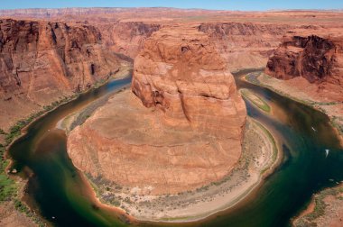 Horseshoe Bend, Amerika Birleşik Devletleri 'nin Arizona eyaletinin Page kasabası yakınlarında yer alan Colorado Nehri' nin at nalı şeklinde kesilen bir koludur.