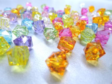 Gri arkaplanda çok renkli parlak boncuklar.