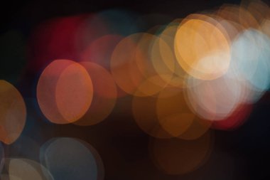 Siyah arka planda ışıklar. koyu