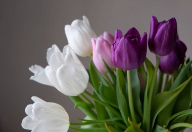 Bir buket beyaz, pembe ve mor laleler..