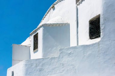 Klasik beyaz Yunan evi ve berrak, açık mavi gökyüzü. Yunanistan, Atina