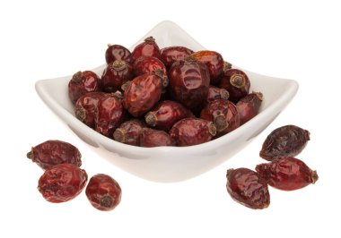 Beyaz arka planda kurumuş dogrose üzümü