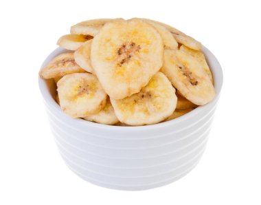 Beyaz arkaplanda muz cipsi