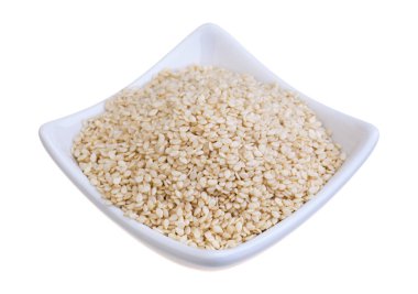 Beyaz arkaplanda susam tohumları