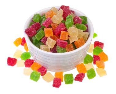 Çok renkli tatlı ananaslar beyaz arkaplanda sulanır