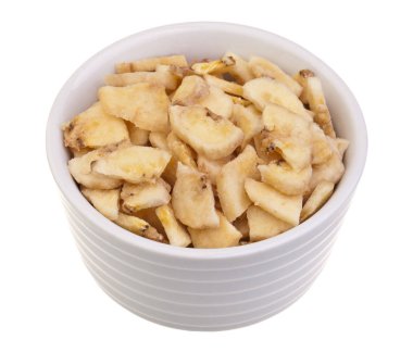 Beyaz arkaplanda muz cipsi (bozuk)