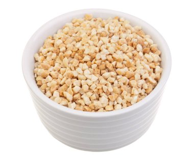 Beyaz arka planda ezilmiş fıstık.