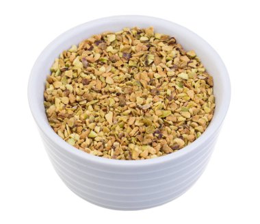 Beyaz arka planda ezilmiş fıstıklar.