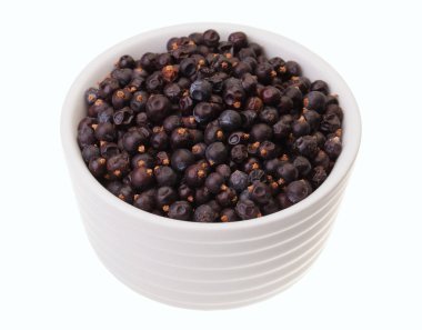 Beyaz arka planda kurumuş ardıç meyvesi