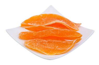 Beyaz arkaplanda mango succade dilimleri