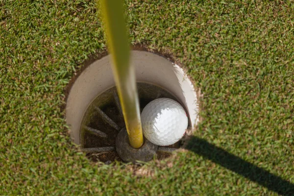 Golf Grön Med Golfboll Hålet — Stockfoto