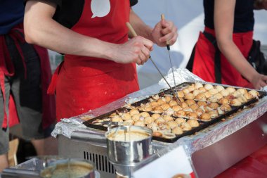 Açık havada takoyaki pişirmek