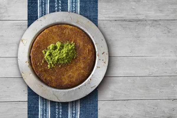 Kanafeh Nahöstlichen Käsegebäck Über Tischplatte Ansicht Stockbild