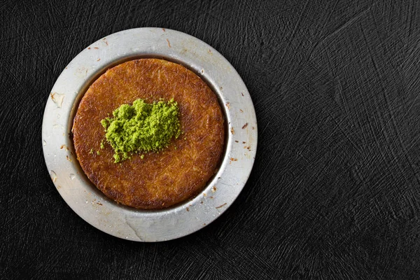 Tradicional Kunefe Postre Con Pistacho Sobre Fondo Texturizado Negro Vista Imágenes de stock libres de derechos