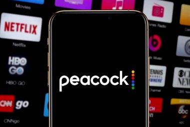 Peacock logosu ve Netflix 'i olan iphone 11 profosyoneli. Talep hizmeti üzerine yeni bir video. Hizmet Nisan 2020 'de başlatılacak. Birleşik Devletler, New York, Cumartesi, 2019