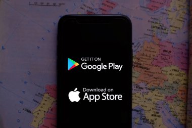 App Store logosuna ve Google Play Store 'a sahip akıllı telefon. Sanal başvuru mağazaları nelerdir? Amerika Birleşik Devletleri, Kaliforniya, Çarşamba, 27 Kasım 2020