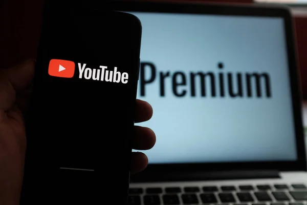 Iphone Youtube Premium Logóval Youtube Premium Egy Fizetett Streaming Előfizetéses — Stock Fotó