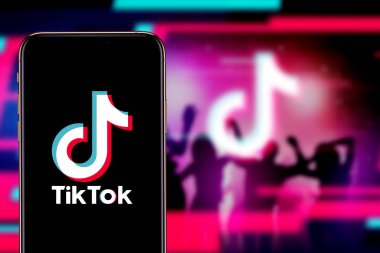 İnternette popüler bir sosyal ağ olan TIK TOK logosuna sahip akıllı telefon. ABD, Kanada, 27 Kasım 2020