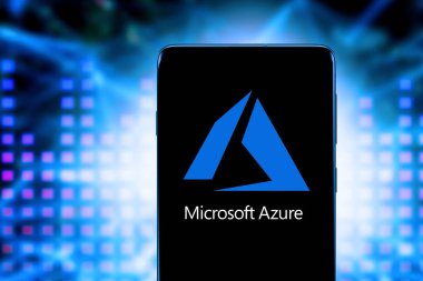 Microsoft Azure logosuna sahip akıllı telefon, hizmet olarak sunulan ve Microsoft Veri Merkezlerinde sunulan bir bulut hizmetidir. ABD, Kaliforniya 21 Ocak 2020