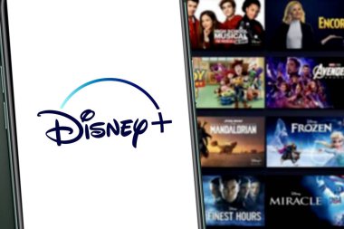 Amerika Birleşik Devletleri, New York. 28 Eylül 2019 Cumartesi. Yeni Disney Plus servisinin logosuna sahip iphone 11 pro. Disney + bir çevrimiçi video yayınlama abonelik servisi olacak.