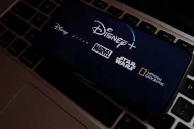 Amerika Birleşik Devletleri, New York. 28 Eylül 2019 Cumartesi. Yeni Disney Plus servisinin logosuna sahip iphone 11 pro. Disney + bir çevrimiçi video yayınlama abonelik servisi olacak.