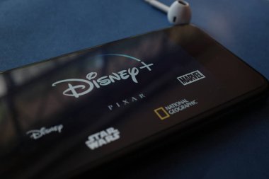 Amerika Birleşik Devletleri, New York. 28 Eylül 2019 Cumartesi. Yeni Disney Plus servisinin logosuna sahip iphone 11 pro. Disney + bir çevrimiçi video yayınlama abonelik servisi olacak.