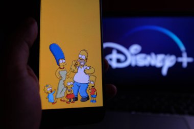 Amerika Birleşik Devletleri, New York. 29 Eylül 2019 Pazar günü Simpsonlar 'ın yeni Disney Plus serisinin arka planında yer alan 11. Disney + çevrimiçi bir video yayını olacak