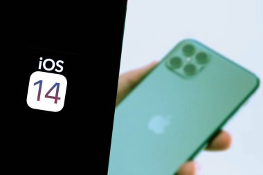 17 Kasım 2019, New York, Amerika Birleşik Devletleri 'nde yeni Ios 14 işletim sisteminin yanında elma kurulum ekranlı yeni iphone piyasaya çıkıyor..