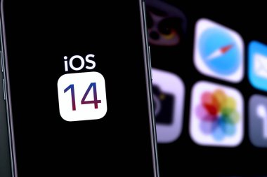 17 Kasım 2019, New York, Amerika Birleşik Devletleri 'nde yeni Ios 14 işletim sisteminin yanında elma kurulum ekranlı yeni iphone piyasaya çıkıyor..
