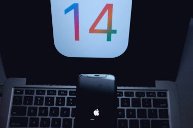 17 Kasım 2019, New York, Amerika Birleşik Devletleri 'nde yeni Ios 14 işletim sisteminin yanında elma kurulum ekranlı yeni iphone piyasaya çıkıyor..