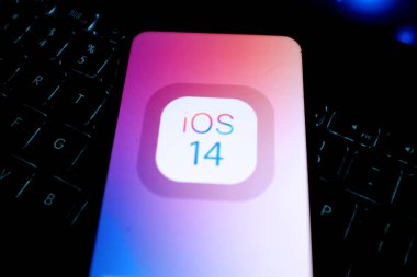 17 Kasım 2019, New York, Amerika Birleşik Devletleri 'nde yeni Ios 14 işletim sisteminin yanında elma kurulum ekranlı yeni iphone piyasaya çıkıyor..