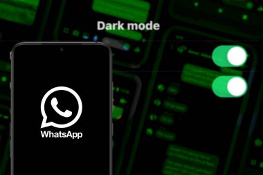 Whatsapp logosu olan akıllı bir telefon. İnternetteki sohbet uygulamasının yeni sunumu. 17 Kasım 2020 Pazar, New York, ABD.