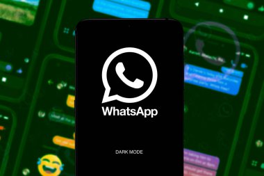 Whatsapp logosu olan akıllı bir telefon. İnternetteki sohbet uygulamasının yeni sunumu. 17 Kasım 2020 Pazar, New York, ABD.